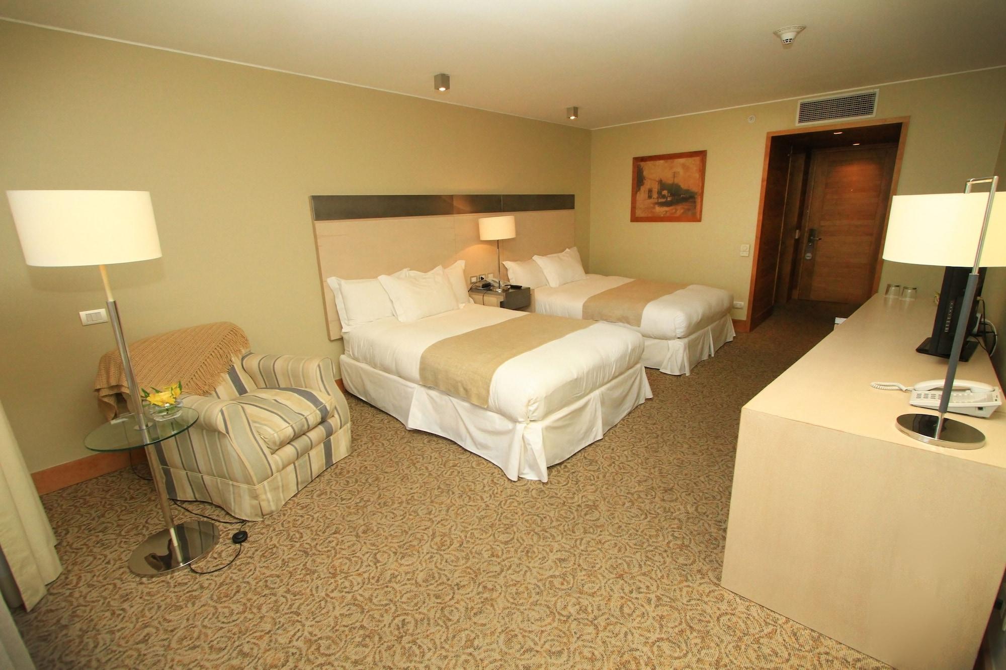 Radisson Hotel Puerto Varas Exterior photo A room at the hotel