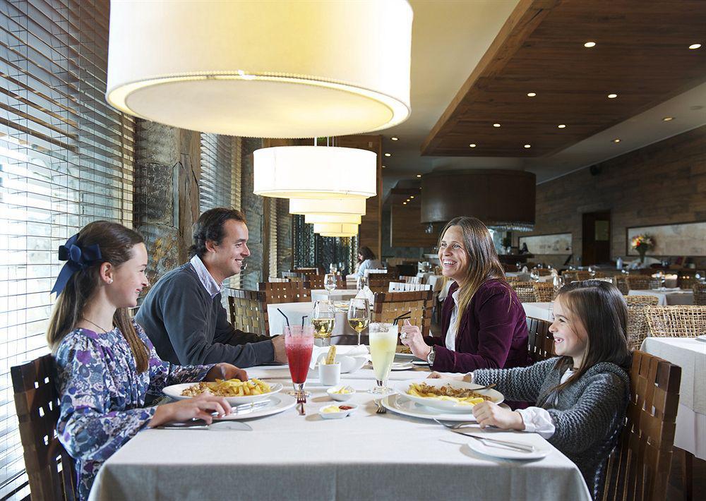 Radisson Hotel Puerto Varas Exterior photo Family dining at the restaurant